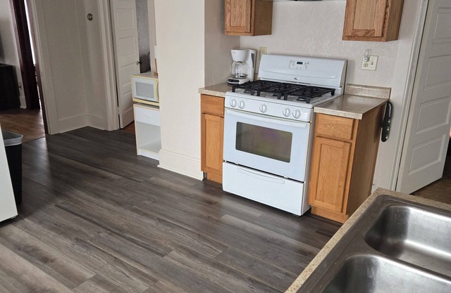 Charming 3-bedroom apartment with WiFi, AC in wonderful Bessemer