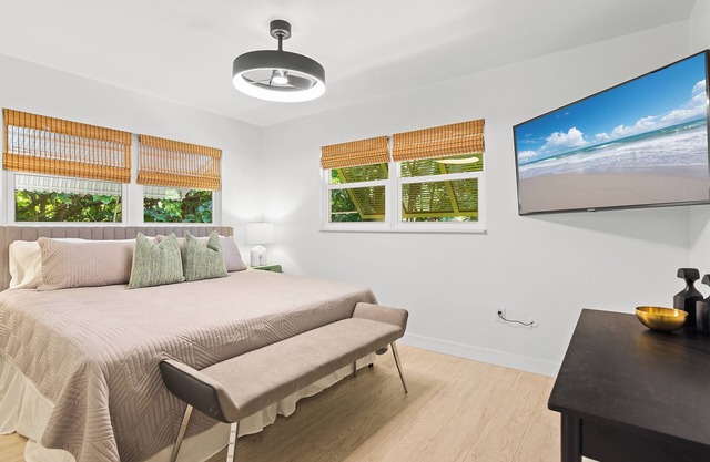 Charming 3-bedroom Beach Chalet -Renovated/Elegantly furnished by Local Designer