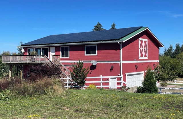 Charming 3-bedroom barndominum with stunning views