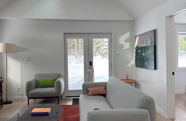 Charming 3-bedroom chalet with Hot Tub/BBQ/ Fireplace/AC in Flesherton