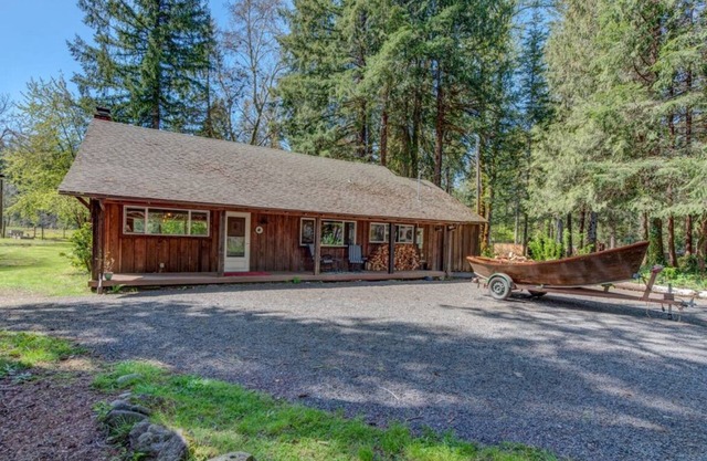 Charming 3-bedroom cabin on Dearborn Island with WiFi, AC, Hot Tub