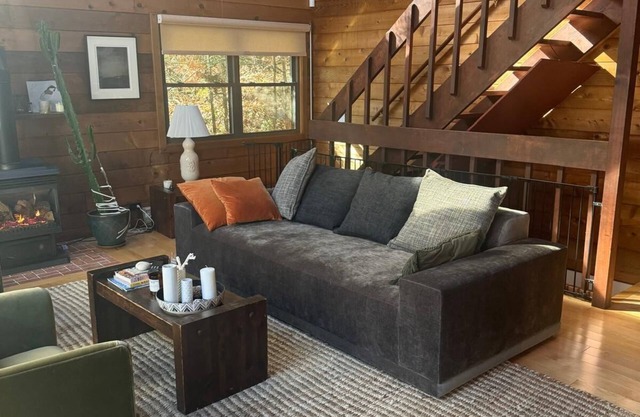 Charming 3-bedroom cabin with WiFi, AC in lovely Litchfield