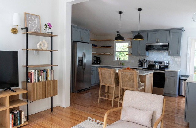 Charming 3-bedroom cottage in Oak Bluffs with AC, WiFi