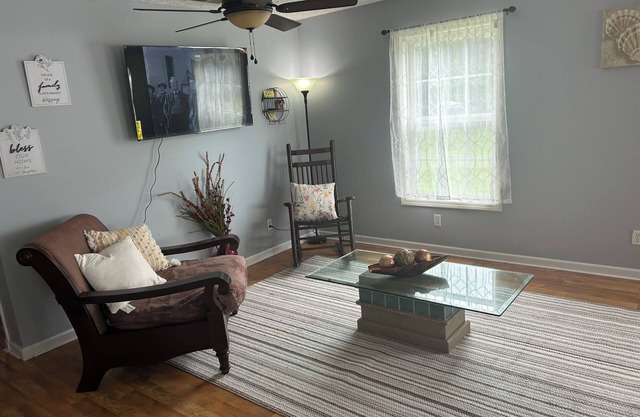 Charming 3-bedroom cabin with AC, WiFi near Savannah river. Picwick campground