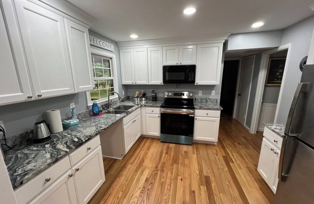 Charming 3-bedroom cottage in pleasant Charlotte with AC, WiFinnn