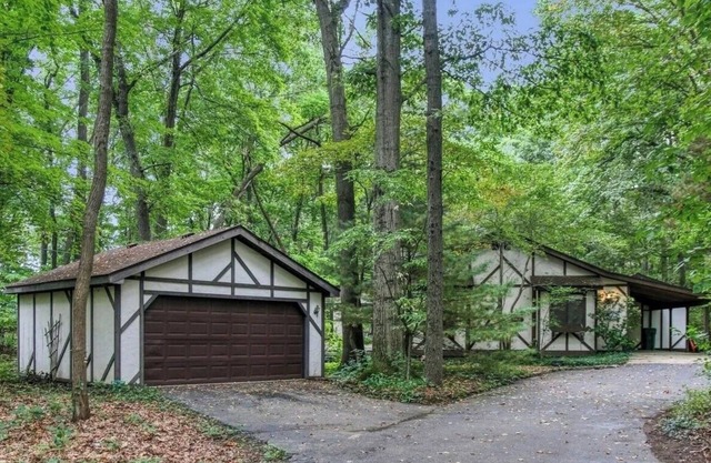Charming 3-bedroom cottage with AC in marvelous Saugatuck close to trails