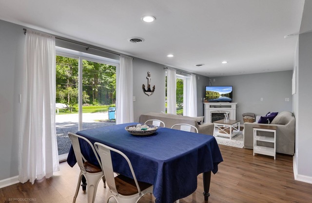 Charming 3-bedroom coastal, central, cozy house across from Pine Lake