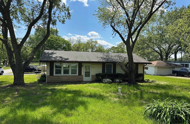 Charming 3-bedroom Corner house in Morris/Minooka