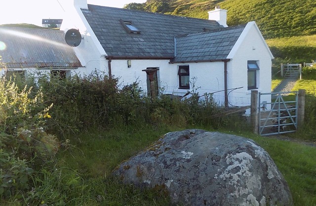 Charming 3-bedroom cottage in Aird of Sleat with ocean-view and WiFi