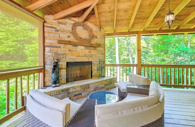 Charming 3-bedroom cottage Cashiers fiber WiFi w/1,200 sq ft outdoor space