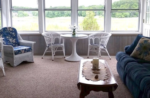 Charming 3-bedroom cottage in delightful Pocasset with AC, WiFi