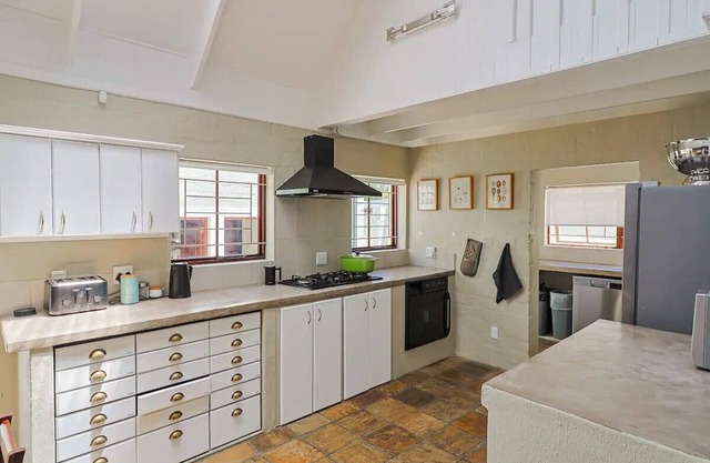 Charming 3-bedroom cottage in quaint Onrus with WiFi, AC