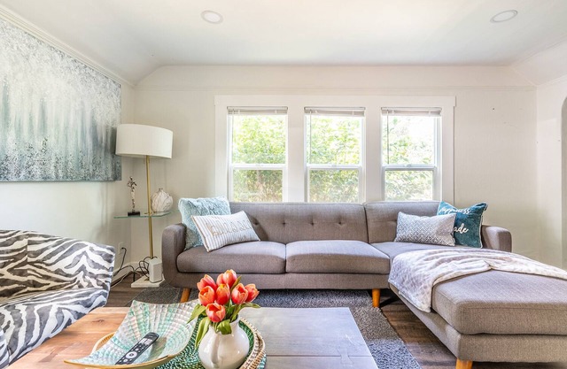 Charming 3-Bedroom Craftsman Cottage Near Downtown Seattle & Light Rail