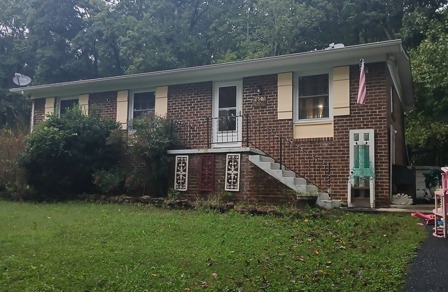 Charming 3-bedroom farmhouse in cool Crozet with AC, WiFi