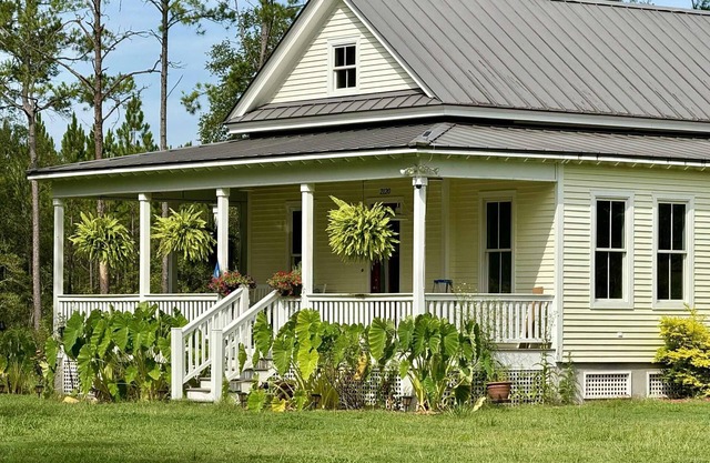 Charming 3-bedroom farmhouse, w/fire pit, game room and outdoor space in Guyton