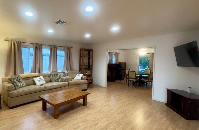 Charming 3-bedroom house in Costa Mesa with AC, WiFi, Everything! 31 day minimum