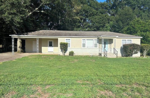 Charming 3-bedroom house with AC and WiFi in lovely Enterprise.