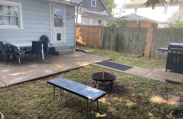 Charming 3-bedroom house with WiFi, AC in lovely Louisville