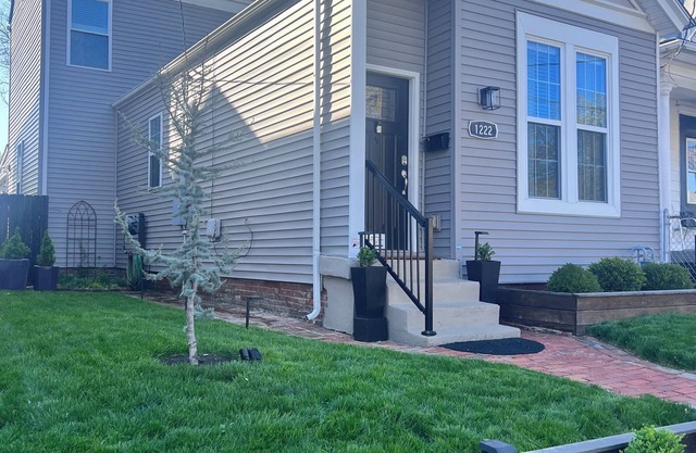 Charming 3-bedroom house in delightful Louisville with beautiful flower garden