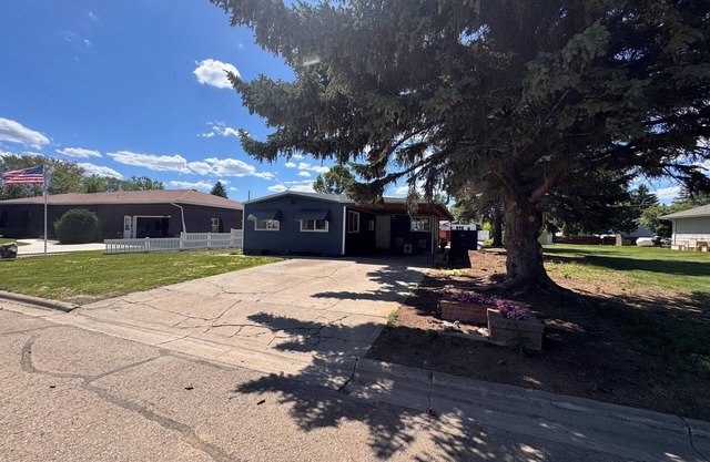 Charming 3-bedroom house in Plentywood with game room and patio with BBQ.