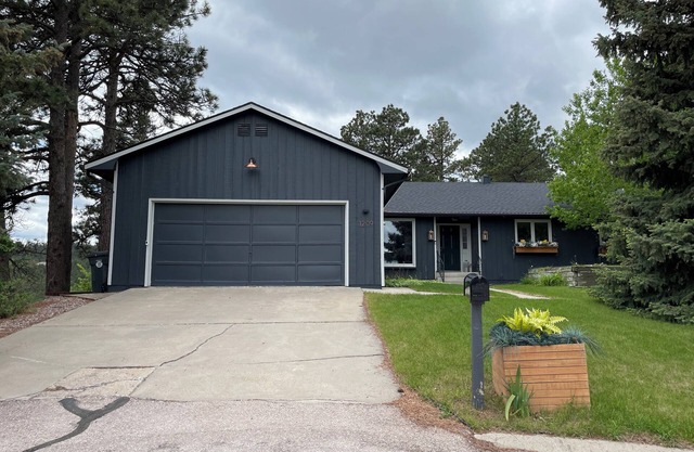 Charming 3-bedroom house close to downtown with amazing views and outdoor space!