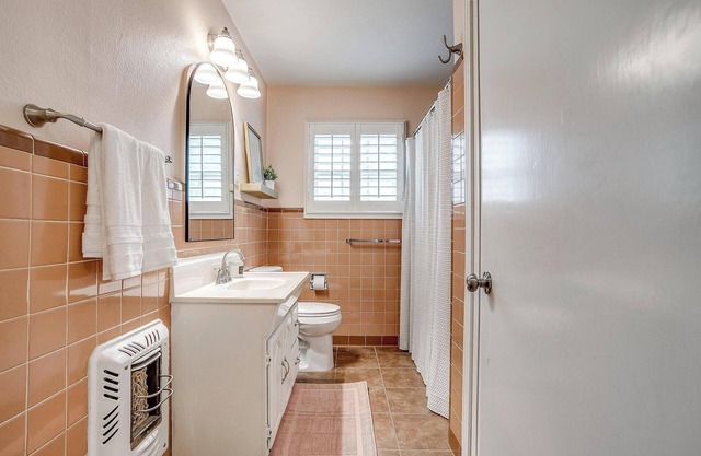 Charming 3-bedroom home with huge backyard located in the River District.