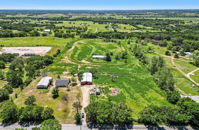 Charming 3-bedroom house with optional Horse Stalls and Pasture