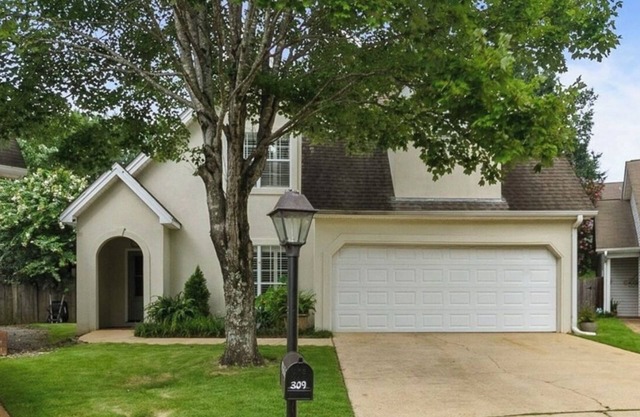 Charming 3 Bedroom House Just Minutes Away From Campus - Includes Parking Pass