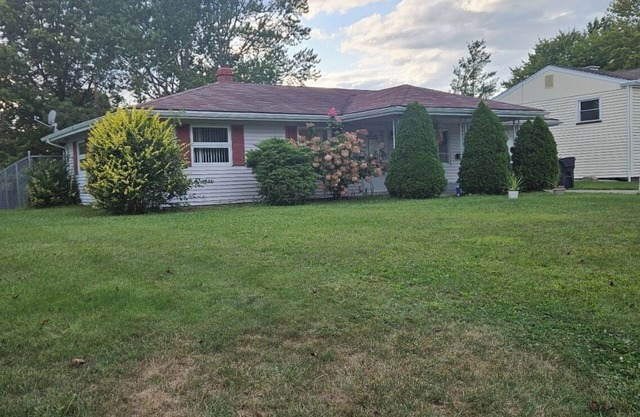 Charming 3-bedroom house in Austintown. Great location. Clean &freshly painted.