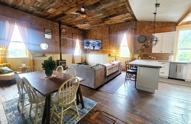 Charming 3-bedroom historic Brick Loft in Uniontown with WiFi