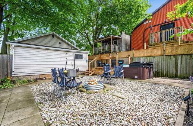 Charming 3-Bedroom House with WiFi, AC & Hot Tub in Brilliant Crystal Beach