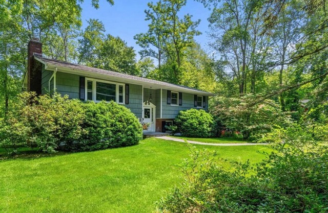 Charming 3-bedroom house in enchanting Chappaqua with WiFi, AC and Sanctuary.
