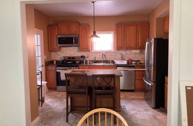 CHARMING 3-BEDROOM HOUSE/A ROOM FOR RENT, with WiFi, AC in lovely Cleveland.