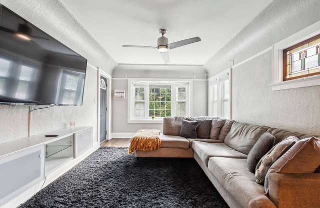 Charming 3-bedroom house in delightful Milwaukee with AC, WiFi