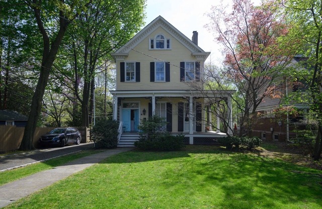 Charming 3-bedroom house with amenities in Montclair