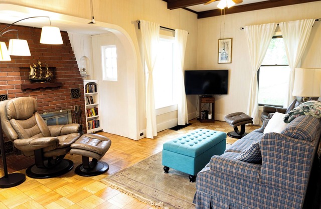 Charming 3-bedroom house with WiFi, AC in delightful Pentwater