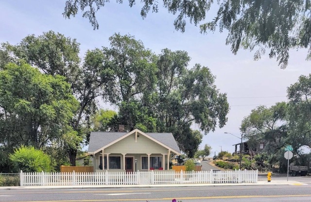 Charming 3-bedroom house walking distance to the lake, restaurants, pet friendly