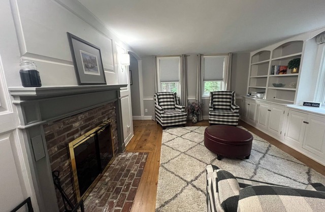 Charming 3-bedroom house with AC in Wolfeboro walking distance to the beach