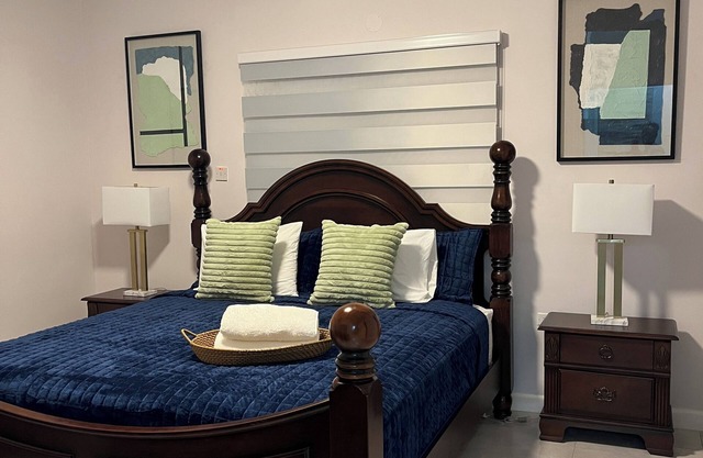 Charming 3-bedroom house with WiFi, AC in sunny Portmore