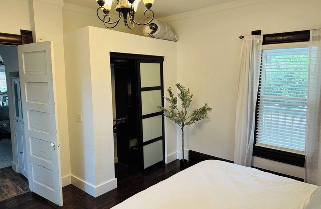 Charming 3-bedroom house in quiet residential neighborhood