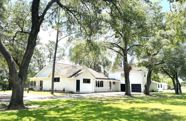 Charming 3-bedroom house in serene El Campo with AC