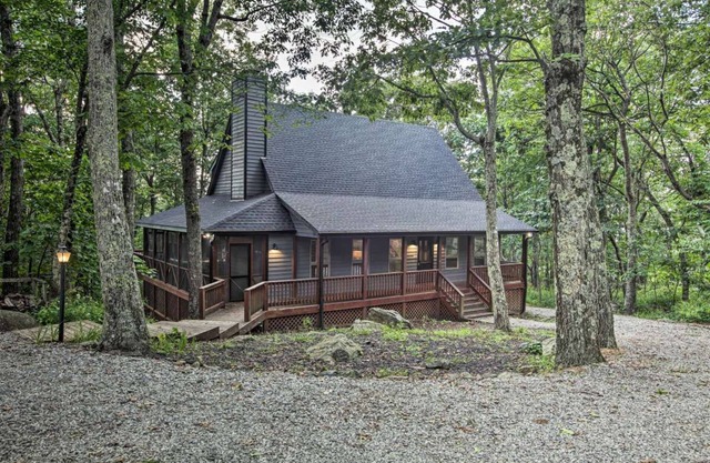 Charming 3-bedroom house with hot tub and large deck
