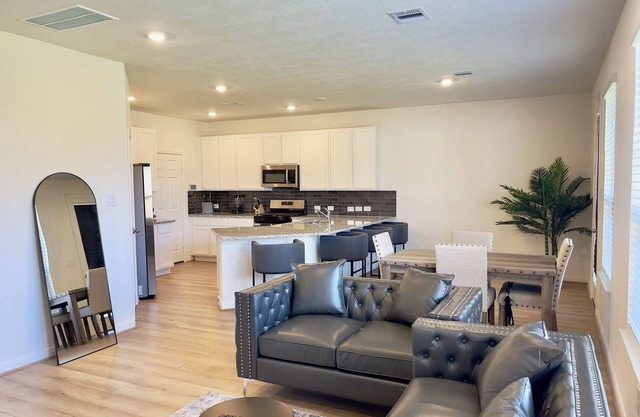 Charming 3-bedroom house Cypress, TX minutes from Katy, TX