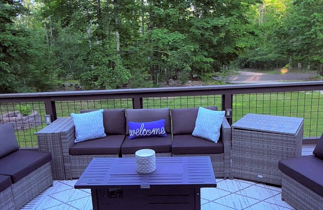 Charming 3-bedroom house with WiFi and AC in gorgeous Gaylord.