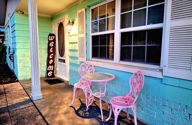 Charming 3-bedroom house near everything with WiFi, AC, EV Charger
