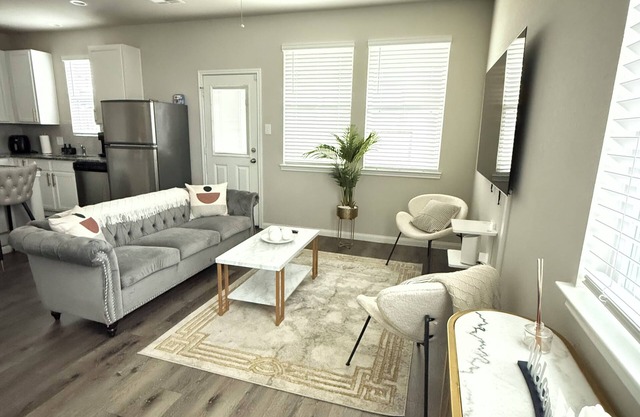 Charming 3-bedroom house pet and family-friendly, close to IAH in Houston