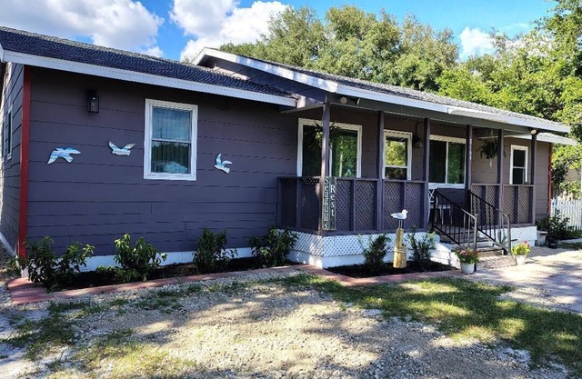Charming 3-bedroom house in fabulous Navarre within minutes from the beach.
