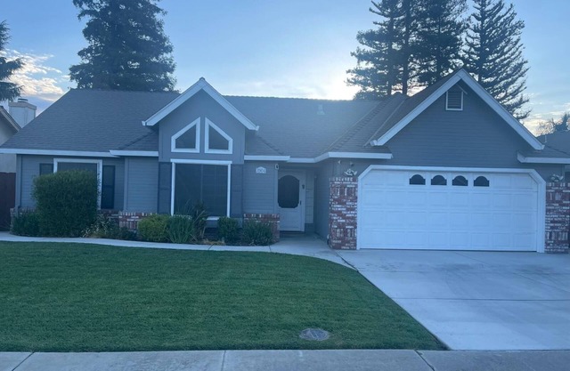 Charming 3-bedroom house in Turlock with AC and WiFi. Pool and Tub and Patio TV.
