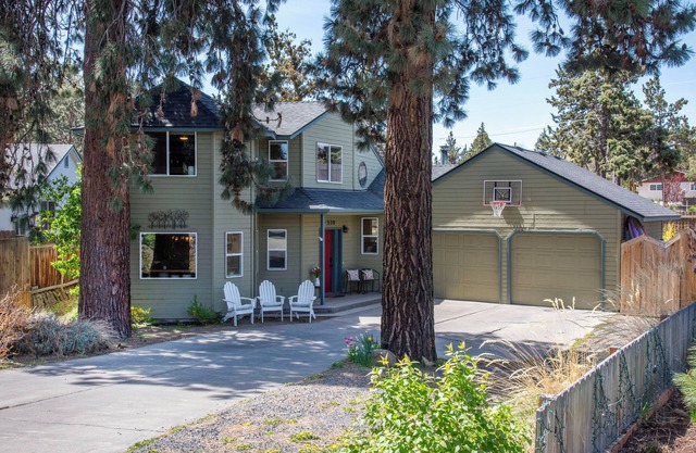 Charming 3-bedroom house in delightful Midtown Bend with yard games, WiFi, AC