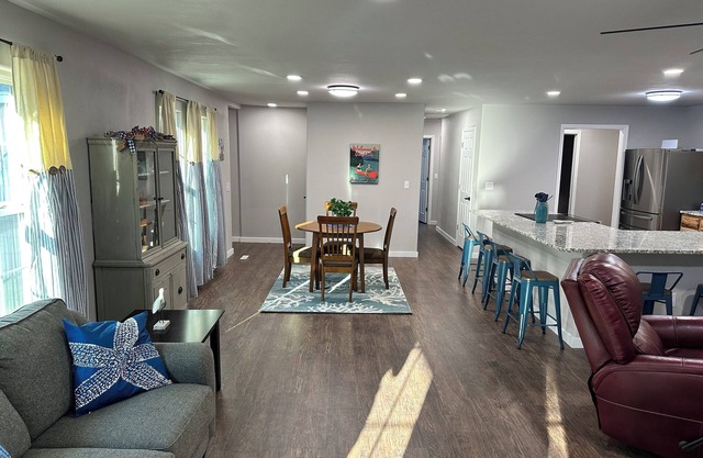 Charming 3-bedroom house with WiFi and AC in Afton in Duck Creek landing.